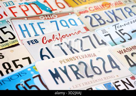 KIEW, UKRAINE - 18. OKTOBER 2025 viele US-Nummernschilder verschiedener staaten sind registriert. Viele US-Nummernschilder Stockfoto