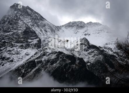 Bozen, Italien. November 2025. Ein Bergrettungshubschrauber fliegt vor dem verschneiten Ortlergebirge auf der Suche nach zwei vermissten Bergsteigern. Nach dem Tod von mindestens drei deutschen Bergsteigern bei einem Lawinenunfall in Südtirol wurde die Suche nach zwei Vermissten wieder aufgenommen. Quelle: Karl-Josef Hildenbrand/dpa/Alamy Live News Stockfoto