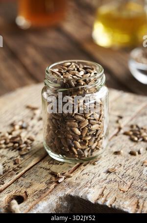 Mariendistelsamen in einem Glas auf einem Tisch Stockfoto