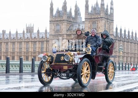 Westminster, London, Großbritannien. November 2025. Die Rennstrecke von London nach Brighton ist das am längsten laufende Motorrennen der Welt. Das erste Rennen fand nach der Gesetzesänderung statt, die es „leichten Lokomotiven“ ermöglichte, mit Geschwindigkeiten von mehr als 4 km/h zu fahren. Die Verabschiedung des Gesetzes im Parlament wurde mit der ersten Fahrt am 14. November 1896 gefeiert, bei der 30 Autos nach Brighton fuhren. Es sind rund 400 Fahrzeuge beteiligt, die vor 1905 gebaut worden sein müssen. Die Fahrzeuge fuhren bei nassem Sonnenaufgang vom Hyde Park aus durch London. 1903 Panhard-Levassor Stockfoto