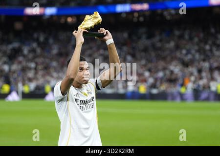 Kylian Mbappe von Real Madrid CF posiert zum Foto mit der Trophäe Goldener Stiefel während des spanischen Meisterschaftsspiels der LaLiga zwischen Real Madrid und Valencia CF am 1. November 2025 im Santiago Bernabeu Stadion in Madrid Stockfoto
