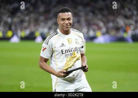 Kylian Mbappe von Real Madrid CF posiert zum Foto mit der Trophäe Goldener Stiefel während des spanischen Meisterschaftsspiels der LaLiga zwischen Real Madrid und Valencia CF am 1. November 2025 im Santiago Bernabeu Stadion in Madrid Stockfoto