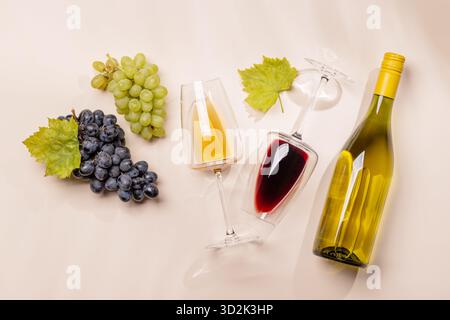 Weingläser mit Herbstlaub auf beigem Hintergrund, Herbstkomposition Stockfoto