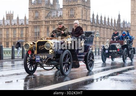 Westminster, London, Großbritannien. November 2025. Die Rennstrecke von London nach Brighton ist das am längsten laufende Motorrennen der Welt. Das erste Rennen fand nach der Gesetzesänderung statt, die es „leichten Lokomotiven“ ermöglichte, mit Geschwindigkeiten von mehr als 4 km/h zu fahren. Die Verabschiedung des Gesetzes im Parlament wurde mit der ersten Fahrt am 14. November 1896 gefeiert, bei der 30 Autos nach Brighton fuhren. Es sind rund 400 Fahrzeuge beteiligt, die vor 1905 gebaut worden sein müssen. Die Fahrzeuge fuhren bei nassem Sonnenaufgang vom Hyde Park aus durch London. 1903 Gladiator Leading Stockfoto
