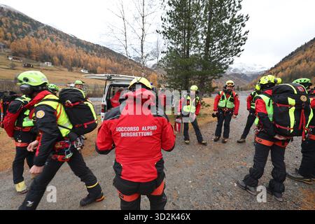 Bozen, Italien. November 2025. Mitglieder des Bergrettungsteams bereiten sich auf ihre Mission vor. Nach dem Lawinenunfall in Südtirol wurden auch die Leichen der beiden noch vermissten Deutschen gefunden. Das bedeutet, dass am Vortag insgesamt fünf Bergsteiger bei dem Unfall ums Leben kamen - alle aus Deutschland. Quelle: Karl-Josef Hildenbrand/dpa/Alamy Live News Stockfoto