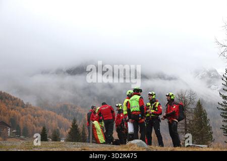 Bozen, Italien. November 2025. Mitglieder des Bergrettungsteams bereiten sich auf ihre Mission vor. Nach dem Lawinenunfall in Südtirol wurden auch die Leichen der beiden noch vermissten Deutschen gefunden. Es ist nun sicher, dass am Vortag insgesamt fünf Bergsteiger bei dem Unfall ums Leben kamen - alle aus Deutschland. Quelle: Karl-Josef Hildenbrand/dpa/Alamy Live News Stockfoto