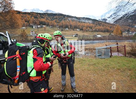 Bozen, Italien. November 2025. Mitglieder des Bergrettungsteams bereiten sich auf ihre Mission vor. Nach dem Lawinenunfall in Südtirol wurden auch die Leichen der beiden noch vermissten Deutschen gefunden. Es ist nun sicher, dass am Vortag insgesamt fünf Bergsteiger bei dem Unfall ums Leben kamen - alle aus Deutschland. Quelle: Karl-Josef Hildenbrand/dpa/Alamy Live News Stockfoto
