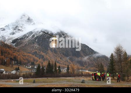 Bozen, Italien. November 2025. Ein Rettungshubschrauber startet vor Mitgliedern der Bergrettungstruppe. Nach dem Lawinenunfall in Südtirol wurden auch die Leichen der beiden noch vermissten Deutschen gefunden. Es ist nun sicher, dass am Vortag insgesamt fünf Bergsteiger bei dem Unfall ums Leben kamen - alle aus Deutschland. Quelle: Karl-Josef Hildenbrand/dpa/Alamy Live News Stockfoto