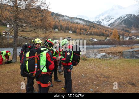 Bozen, Italien. November 2025. Mitglieder des Bergrettungsteams bereiten sich auf ihre Mission vor. Nach dem Lawinenunfall in Südtirol wurden auch die Leichen der beiden noch vermissten Deutschen gefunden. Das bedeutet, dass am Vortag insgesamt fünf Bergsteiger bei dem Unfall ums Leben kamen - alle aus Deutschland. Quelle: Karl-Josef Hildenbrand/dpa/Alamy Live News Stockfoto