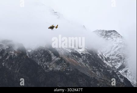 Bozen, Italien. November 2025. Ein Bergrettungshubschrauber fliegt auf der Suche nach zwei vermissten Bergsteigern vor dem verschneiten Ortlergebirge.nach dem Lawinenunfall in Südtirol wurden auch die Leichen der letzten beiden vermissten Deutschen gefunden. Es ist nun sicher, dass am Vortag insgesamt fünf Bergsteiger bei dem Unfall ums Leben kamen - alle aus Deutschland. Quelle: Karl-Josef Hildenbrand/dpa/Alamy Live News Stockfoto