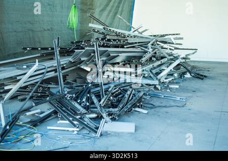 Kabel und Metallabfälle in einem Büro Stockfoto