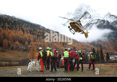 Bozen, Italien. November 2025. Ein Bergrettungshubschrauber landet vor Bergrettern. Quelle: Karl-Josef Hildenbrand/dpa/Alamy Live News Stockfoto