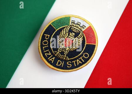 KIEW, UKRAINE - 6. SEPTEMBER 2025 Flicken der italienischen Staatspolizei auf Nationalflagge Nahaufnahme Stockfoto