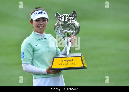 KUALA LUMPUR, MALAYSIA - 2. NOVEMBER: Miyu Yamasita aus Japan hält die Trophäe, nachdem er am 2. November 2025 die LPGA Maybank Championship 2025 im Kuala Lumpur Golf and Country Club, Kuala, Malaysia gewonnen hatte. Stockfoto