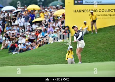 KUALA LUMPUR, MALAYSIA - 02. NOVEMBER: Jeeno Thitikuli aus Thailand macht einen Chip auf dem grünen 18. Platz in der letzten Runde der LPGA Maybank Championship 2025 im Kuala Lumpur Golf and Country Club, Kuala, Malaysia am 02. November 2025. Stockfoto
