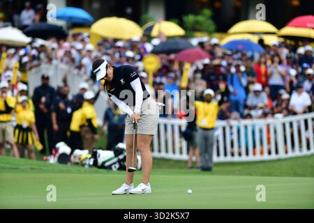 KUALA LUMPUR, MALAYSIA - 02. NOVEMBER: Hannah Green aus Australien hat am 2. November 2025 im Kuala Lumpur Golf and Country Club, Kuala, Malaysia einen Putt auf den grünen 18. Platz der LPGA Maybank Championship 2025. Stockfoto