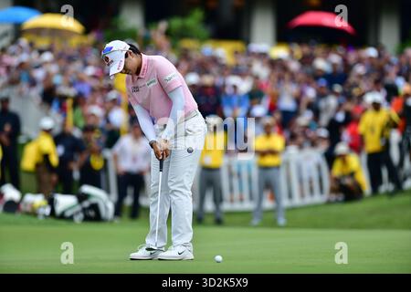 KUALA LUMPUR, MALAYSIA - 02. NOVEMBER: Hye-Jin Choi aus Südkorea macht am 01. November 2025 einen Putt für Birdie auf dem grünen 18. Platz in der Finalrunde der LPGA Maybank Championship 2025 im Kuala Lumpur Golf and Country Club, Kuala, Malaysia. Stockfoto