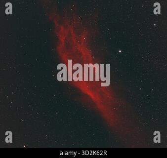 Wimbledon, London, Großbritannien. November 2025. Das Foto über London zeigt den California Nebula NGC 1499, einen Emissionsnebel im Sternbild Perseus, etwa 1.500 Lichtjahre von der Erde entfernt. Kredit: Malcolm Park/Alamy Stockfoto