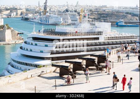 Kreuzfahrtschiffe legen in Valletta, Malta an Stockfoto
