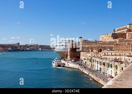 Das Kreuzfahrtschiff legt im Grand Harbour in Valletta, Malta an Stockfoto