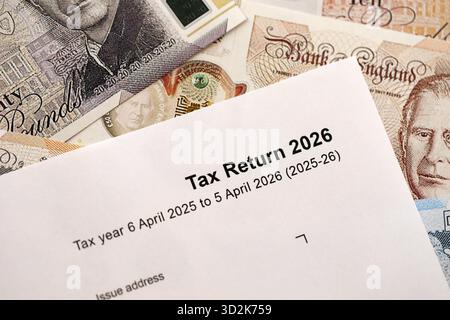 KIEW, UKRAINE - 17. SEPTEMBER 2025 Kopfzeile der Steuererklärung 2026 auf dem Formular für die britische Steuererklärung leer mit Nahaufnahme des Geldes Stockfoto