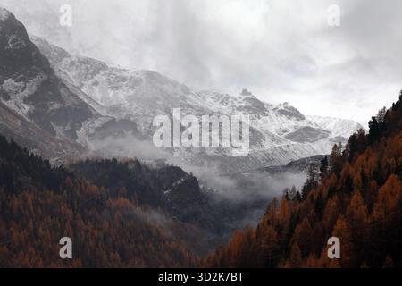 Bozen, Italien. November 2025. Die Ortlerberge sind mit Schnee bedeckt. Nach dem Lawinenunfall in Südtirol wurden auch die Leichen der beiden noch vermissten Deutschen gefunden. Es ist nun sicher, dass am Vortag insgesamt fünf Bergsteiger bei dem Unfall ums Leben kamen - alle aus Deutschland. Quelle: Karl-Josef Hildenbrand/dpa/Alamy Live News Stockfoto