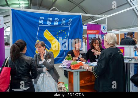 Paris, Frankreich, Gruppe der Menschen, Frauen, auf der Pariser Jobmesse, Arbeitssuchende Stand, Sign, europe multirassische Jobs, « EURES das Europäische Jobnetzwerk » Stockfoto