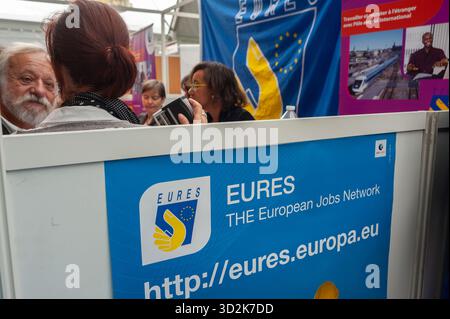 Paris, Frankreich, Gruppe der Menschen, die sprechen, auf der Pariser Jobmesse, Stand der Stellensuchenden, Sign, europe multirassische Jobs, « EURES the European Jobs Network » Stockfoto
