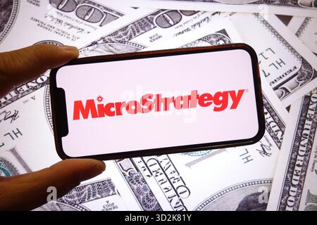 Polen. September 2025. In dieser Fotoabbildung wird das Firmenlogo von MicroStrategy auf einem Smartphone-Bildschirm angezeigt. Quelle: SOPA Images Limited/Alamy Live News Stockfoto