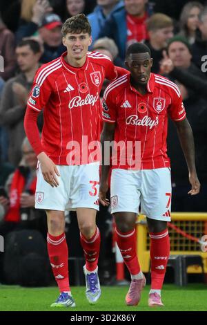 Nicolo Savona aus Nottingham Forest feiert, nachdem er am Samstag, den 1. November 2025, ein Tor mit Callum Hudson-Odoi aus Nottingham Forest im Premier League-Spiel zwischen Nottingham Forest und Manchester United erzielt hat. (Foto: Jon Hobley | MI News) Credit: MI News & Sport /Alamy Live News Stockfoto