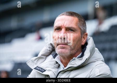 Almelo, Niederlande. November 2025. ALMELO, 11.02.2025, Stadion Asito, Saison 2025/2026, niederländischer Eredivisie Football, Spiel zwischen Heracles Almelo und PEC Zwolle, Foto zeigt Heracles Almelo Coach Hendrie Kruzen Credit: Pro Shots/Alamy Live News Stockfoto
