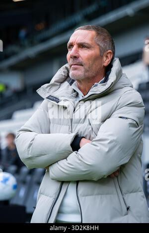 Almelo, Niederlande. November 2025. ALMELO, 11.02.2025, Stadion Asito, Saison 2025/2026, niederländischer Eredivisie Football, Spiel zwischen Heracles Almelo und PEC Zwolle, Foto zeigt Heracles Almelo Coach Hendrie Kruzen Credit: Pro Shots/Alamy Live News Stockfoto