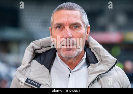 Almelo, Niederlande. November 2025. ALMELO, 11.02.2025, Stadion Asito, Saison 2025/2026, niederländischer Eredivisie Football, Spiel zwischen Heracles Almelo und PEC Zwolle, Foto zeigt Heracles Almelo Coach Hendrie Kruzen Credit: Pro Shots/Alamy Live News Stockfoto