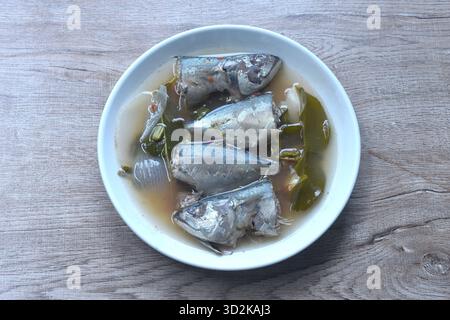 Scharfe gekochte Makrele mit Chili und Ingwer in tom Yum Suppe auf Teller Stockfoto