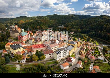 Loket, Tschechische Republik - 2. Oktober 2025: Drohnenansicht des Dorfes Loket in der Region Karlsbad der Tschechischen Republik Stockfoto