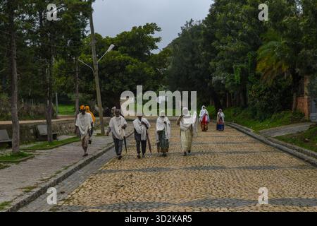 Axum, Äthiopien - 23. August 2025: Menschen gehen im Zentrum von Axum auf Äthiopien Stockfoto