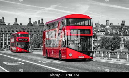 London, Vereinigtes Königreich - 14. Mai 2018 - Rote Doppeldeckerbusse fahren auf der Westminster Bridge in London, Vereinigtes Königreich, berühmte Stadt-Verkehrsszene. Stockfoto