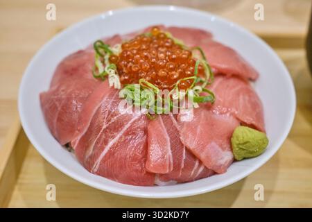 Eine Thunfisch-Sashimi-Reisschale mit Lachsrogen und Wasabi in Japan Stockfoto