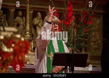 Zukuenftige Erzbischoefin von Canterbury, Sarah Mullally, waehrend Ihrer Predigt am Sonntag 02.11.2025 im Berliner Dom. Mullally uebernimmt ihr neues Amt als geistliches Oberhaupt der Church of England im kommenden Jahr. Sie werden die erste Frau in der mehr als 1,400-jaehrigen Geschichte des Amtes sein. Sie ist seit 2018 Bischoefin von London, die erste Frau in dieser Position. Sie sollen 25 Jahre alt sein. Maerz 2026 in der Kathedrale von Canterbury in ihr Amt eingefuehrt werden. Siehe epd-Meldung vom 02.11.2025 REDAKTIONELLE VERWENDUNG NUR *** zukünftige Erzbischofsbischöfin von Canterbury, Sarah Mullally, während ihrer Predigt über die Sonne Stockfoto