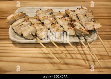 Ein Teller mit saftigen Yakitori-Spießen, Japan Stockfoto