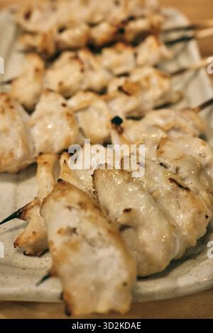 Ein Teller mit saftigen Yakitori-Spießen, Japan Stockfoto