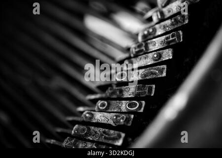 Nahaufnahme von Vintage-Metall-Schreibmaschinen-Schlüsseln in Schwarz-weiß Stockfoto
