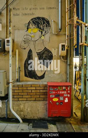 Grafitti vor einem Limonadenladen in der Einkaufsstraße Onomichi Hondori Stockfoto