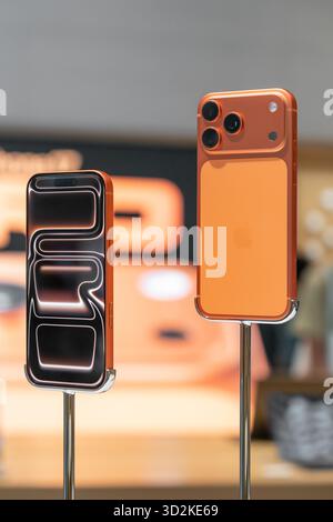 Kuala Lumpur, Malaysia - 1. November 2025 : : Demo-Einheit des iPhone 17 Pro Max im Apple Store. Stockfoto