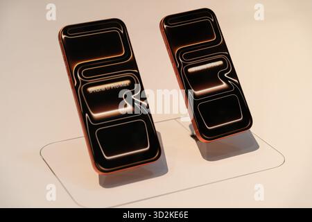 Kuala Lumpur, Malaysia - 1. November 2025 : : Demo-Einheit des iPhone 17 Pro Max im Apple Store. Stockfoto