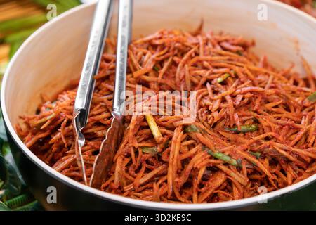 Sonnengetrocknete Rettichstreifen mit würziger Sauce. Stockfoto