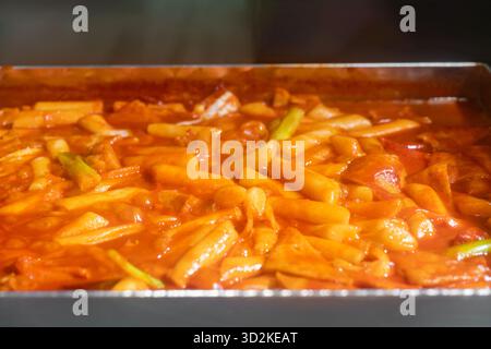 Süßer und scharfer Reiskuchen mit Algenbrötchen in einem Backblech. Stockfoto