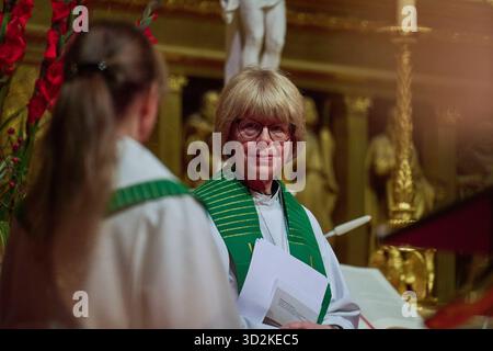 Zukuenftige Erzbischoefin von Canterbury, Sarah Mullally, predigt am Sonntag 02.11.2025 im Berliner Dom. Mullally uebernimmt ihr neues Amt als geistliches Oberhaupt der Church of England im kommenden Jahr. Sie werden die erste Frau in der mehr als 1,400-jaehrigen Geschichte des Amtes sein. Sie ist seit 2018 Bischoefin von London, die erste Frau in dieser Position. Sie sollen 25 Jahre alt sein. Maerz 2026 in der Kathedrale von Canterbury in ihr Amt eingefuehrt werden. Siehe epd-Meldung vom 02.11.2025 REDAKTIONELLE VERWENDUNG NUR *** zukünftige Erzbischof von Canterbury, Sarah Mullally, am Sonntag im Berliner Dom zu predigen Stockfoto