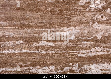Kontrastbrauner Travertinhintergrund für Ihre einzigartige Designarbeit. Hochwertige Textur in extrem hoher Auflösung. 50 Megapixel Foto. Stockfoto