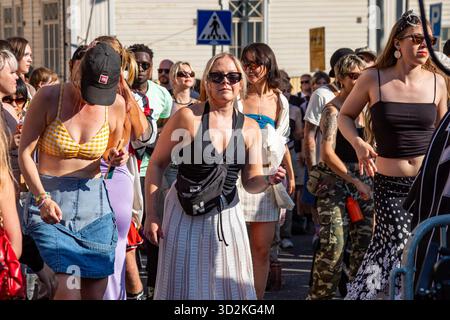 Junge Frauen tanzen auf der Straße bei der Kallio Block Party 2025 Gemeindeveranstaltung oder beim Straßenfest im Stadtteil Kallio in Helsinki, Finnland Stockfoto